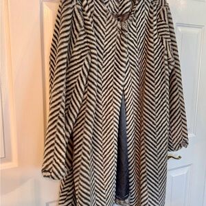 FEVER Flyaway "Fur" Coat Size L, Gray/White Herringbone, Satin Lined, Snap Close